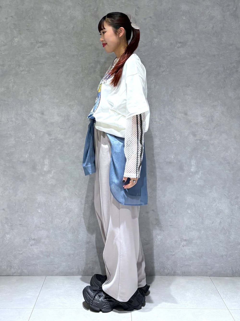 「モード、ストリート、きれいめ、カジュアル、ネックレス、骨格ストレート_PAGEBOY、ブルベ冬_PAGEBOY、Tシャツ、シャツ、ワイドパンツ」｜「PAGEBOYのソフトラメシアールーズシャツ（シャツ/ブラウス、ブルー系）」を使った、りりりさん（レディース・157cm）の夏コーディネートの5枚目の写真