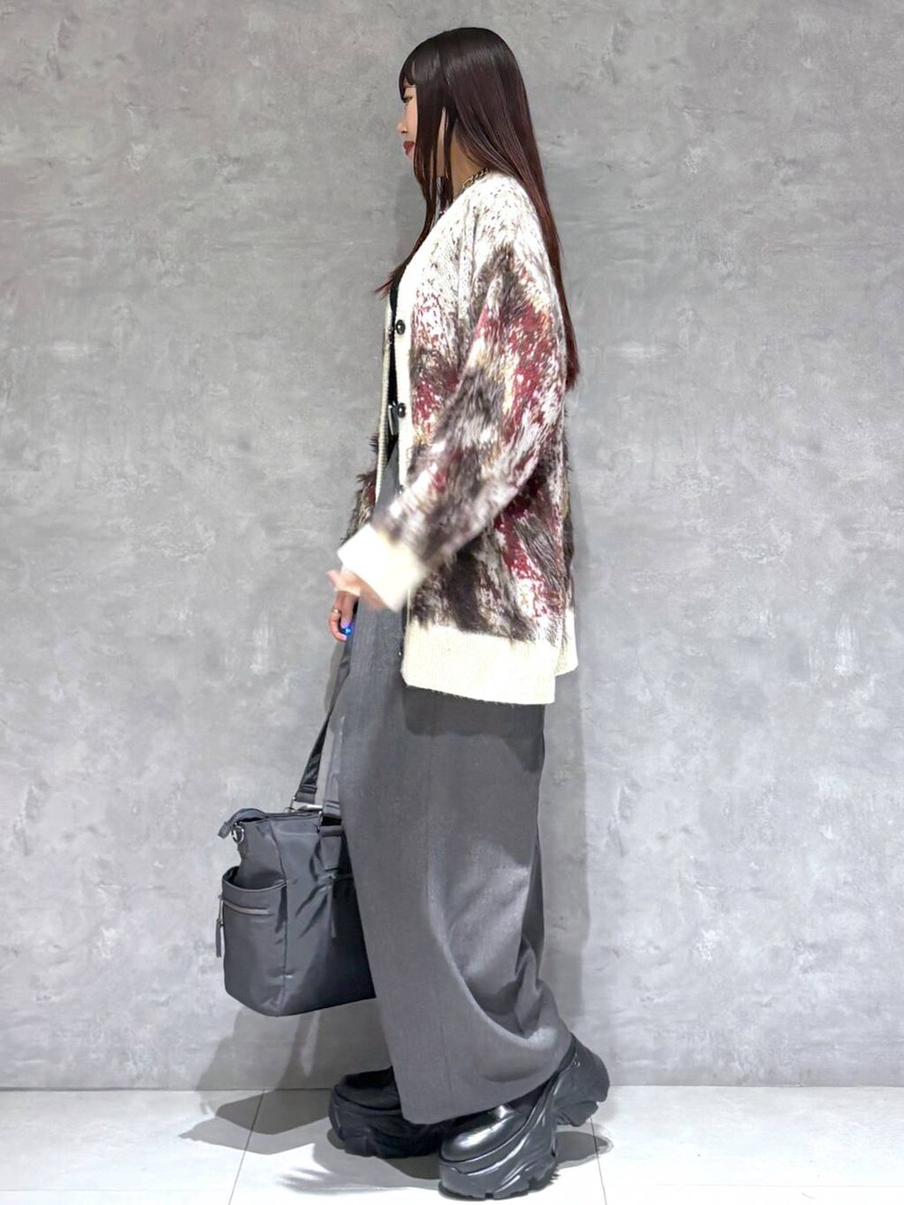 ブラック系のブーツ、グレー系のボストンバッグ、ホワイト系のカーディガン/ボレロを着用したレディースの秋コーディネートの8枚目の写真