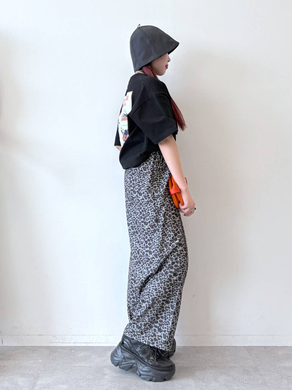 「ハット、モード、ストリート、カジュアル、ネックレス、骨格ストレート_PAGEBOY、ブルベ冬_PAGEBOY、Tシャツ」｜「PAGEBOYのプラットチャンキースニーカー（スニーカー、ブラック系）」を使った、りりりさん（レディース・157cm）の春コーディネートの4枚目の写真