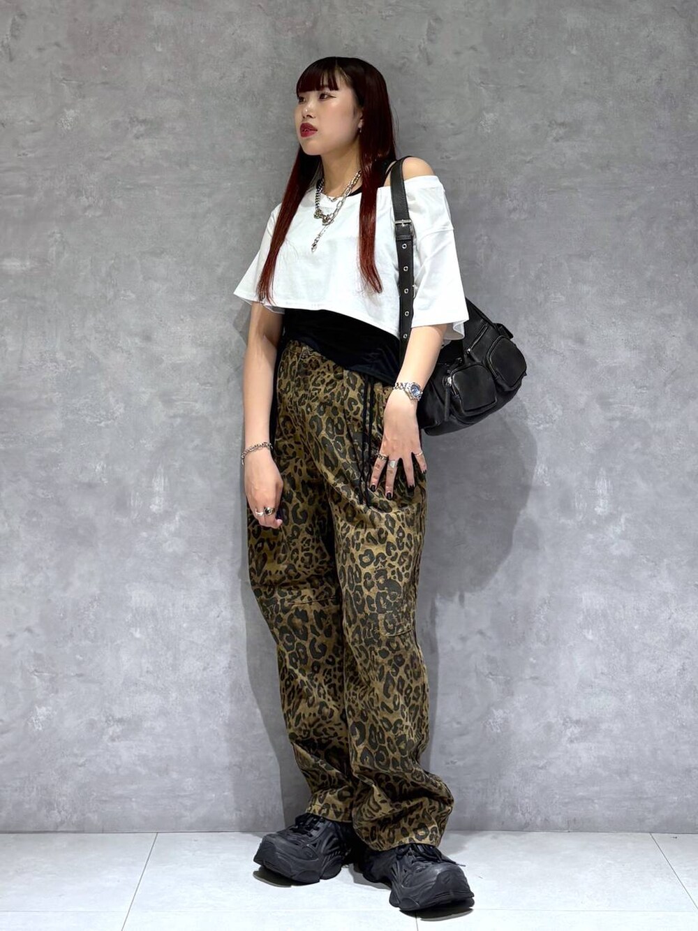 「モード、ストリート、カジュアル、ネックレス、骨格ストレート_PAGEBOY、ブルベ冬_PAGEBOY、Tシャツ、バッグ」｜「PBLIMの《UNISEX》アソートルーズパンツ（デニムパンツ、その他）」を使った、りりりさん（レディース・157cm）の夏コーディネートの7枚目の写真