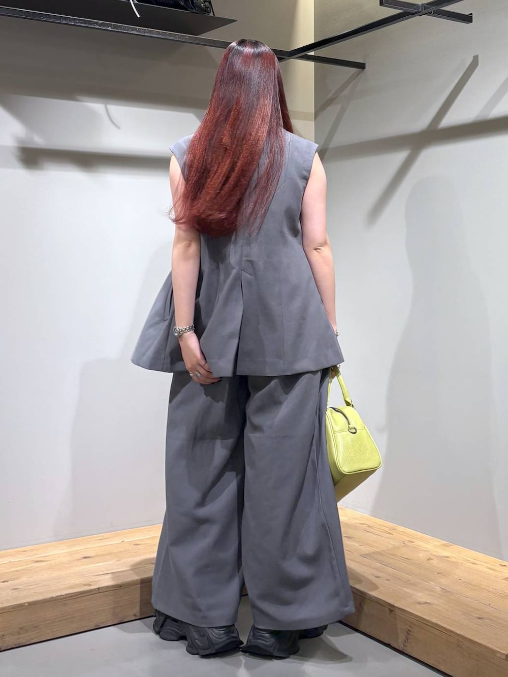 「モード、ストリート、きれいめ、カジュアル、ネックレス、骨格ストレート_PAGEBOY、ブルベ冬_PAGEBOY、セットアップ、ベスト、スラックス、ワイドパンツ、インナー、ベルト、バッグ」｜「PAGEBOYのモードバックルベルト3（ベルト、ブラック系）」を使った、りりりさん（レディース・157cm）の夏コーディネートの5枚目の写真