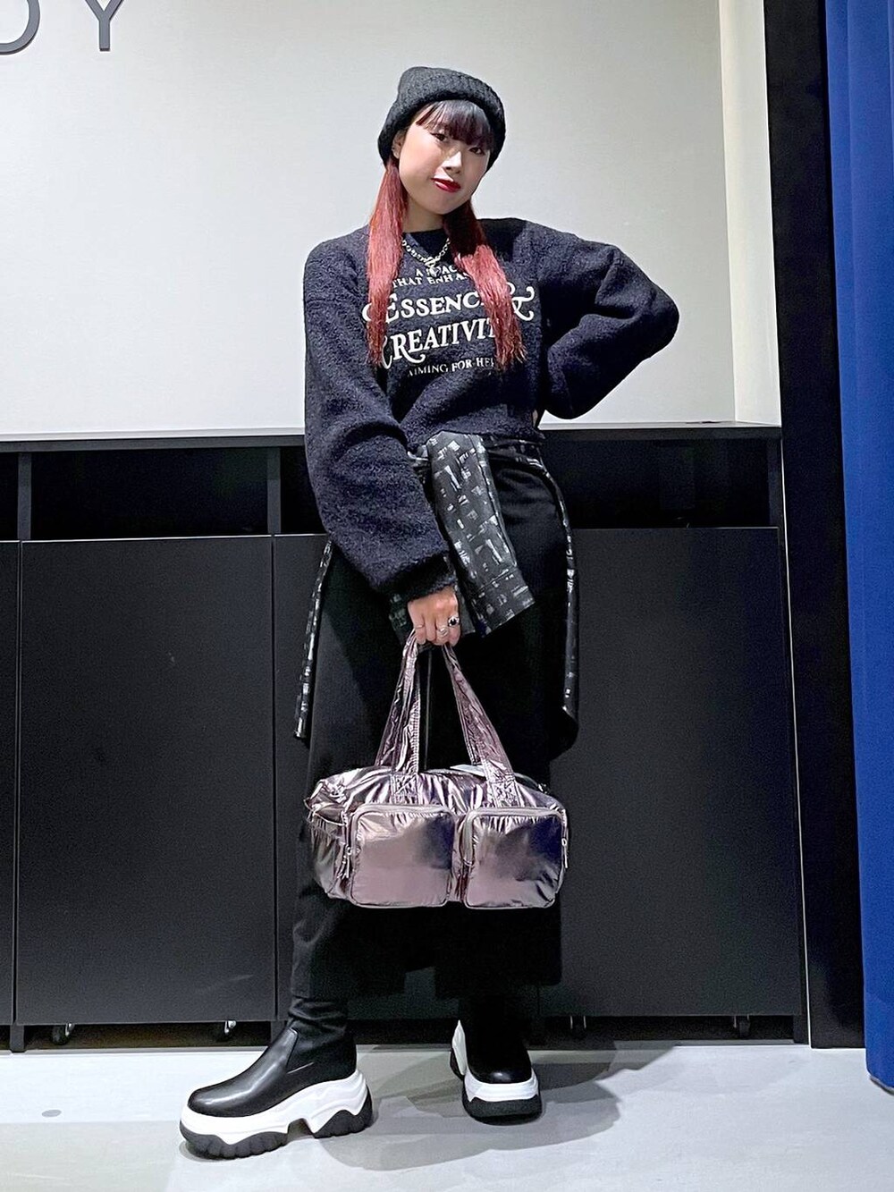 その他のショルダーバッグ、ブラック系のシャツ/ブラウス、ブラック系のスカートを着用したレディースの秋コーディネートの8枚目の写真