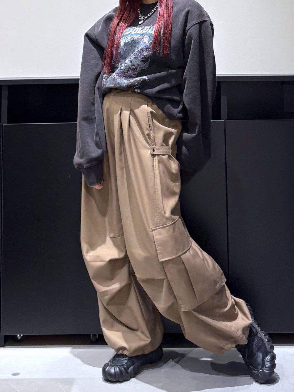 「モード、ストリート、きれいめ、カジュアル、ネックレス、骨格ストレート_PAGEBOY、ブルベ冬_PAGEBOY、スウェット」｜「Anuiの【UNISEX/3サイズ展開】TRタックパラシュートパンツ（カーゴパンツ、ベージュ系）」を使った、りりりさん（レディース・157cm）の冬コーディネートの2枚目の写真