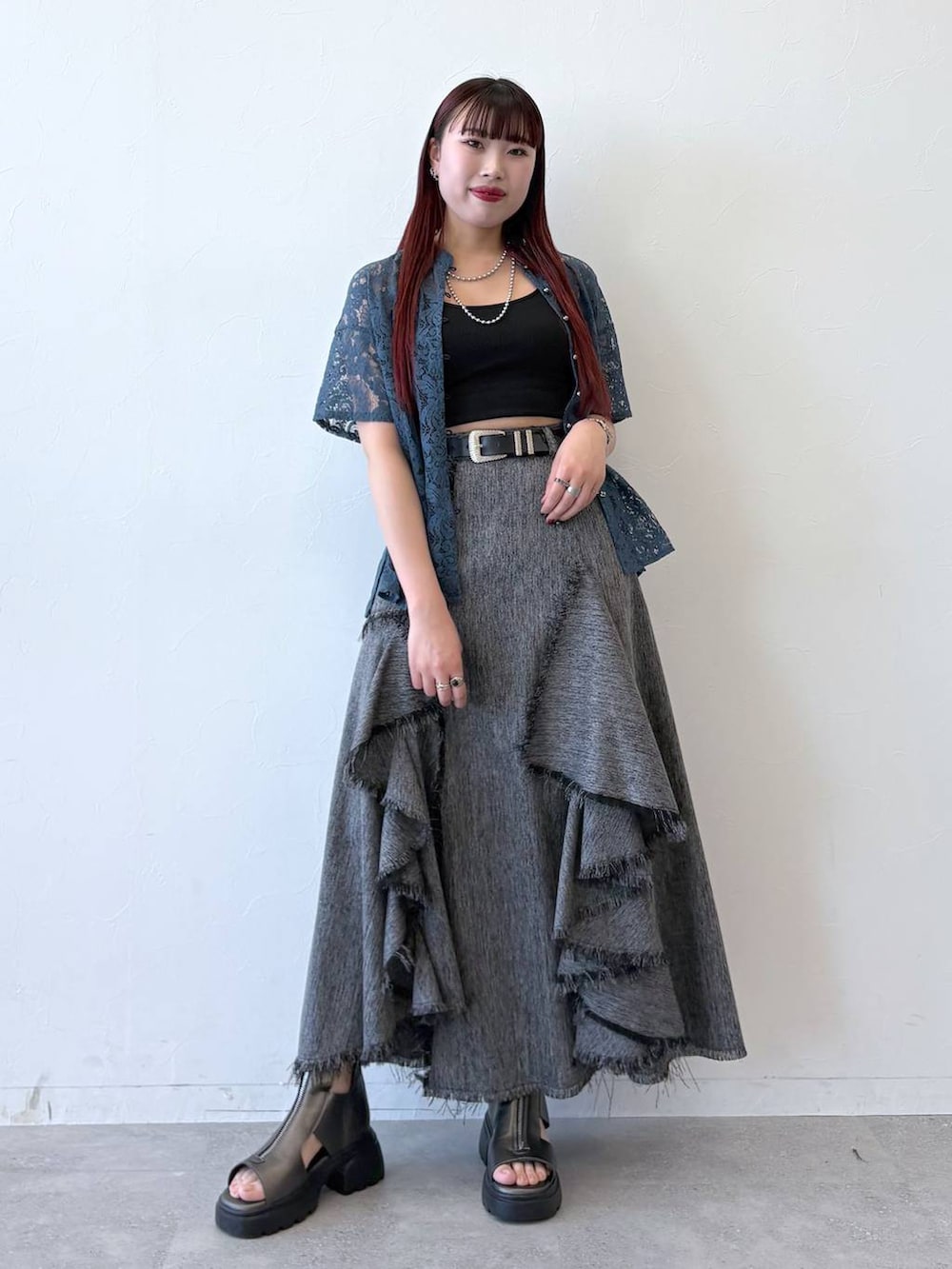 「モード、ストリート、きれいめ、カジュアル、ネックレス、骨格ストレート_PAGEBOY、ブルベ冬_PAGEBOY、シャツ、スカート、サンダル、ベルト」｜「PAGEBOYのモードバックルベルト3（ベルト、ブラック系）」を使った、りりりさん（レディース・157cm）の春コーディネートの8枚目の写真