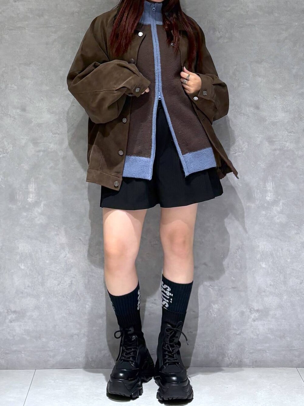 ブラック系のブーツ、ブラック系のその他パンツ、ブラウン系のブルゾンを着用したレディースの秋コーディネートの2枚目の写真