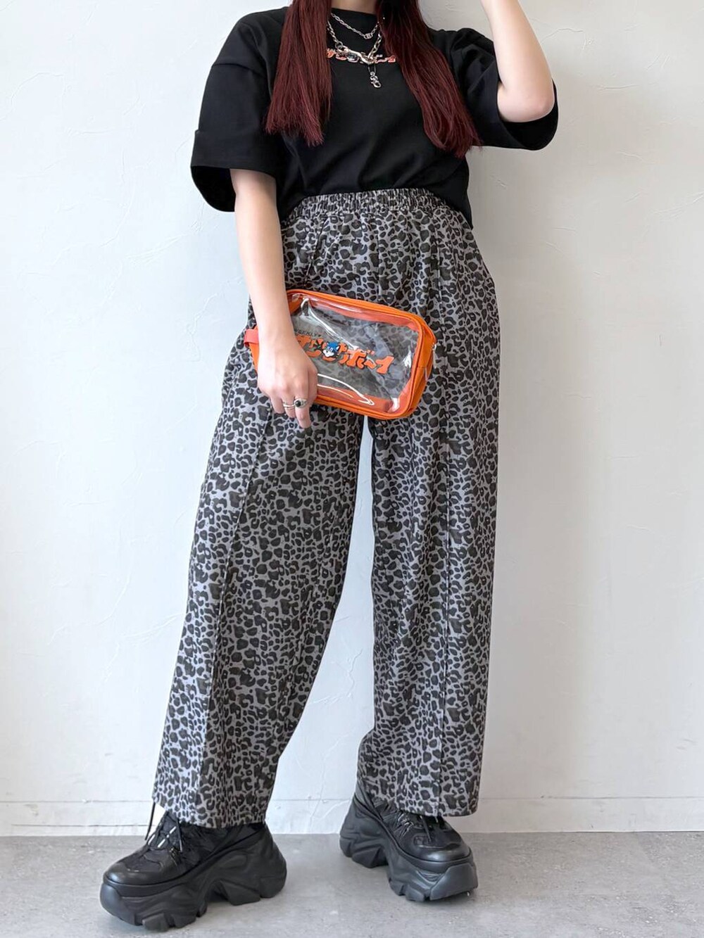 「ハット、モード、ストリート、カジュアル、ネックレス、骨格ストレート_PAGEBOY、ブルベ冬_PAGEBOY、Tシャツ」｜「PAGEBOYのプラットチャンキースニーカー（スニーカー、ブラック系）」を使った、りりりさん（レディース・157cm）の春コーディネートの6枚目の写真
