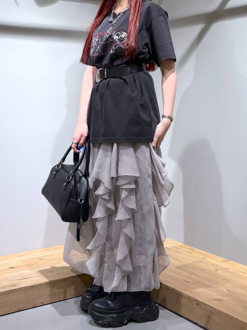 「モード、ストリート、きれいめ、カジュアル、ネックレス、骨格ストレート_PAGEBOY、ブルベ冬_PAGEBOY、Tシャツ、スカート、ベルト、スニーカー、バッグ」｜「PAGEBOYのプラットチャンキースニーカー（スニーカー、ブラック系）」を使った、りりりさん（レディース・157cm）の春コーディネートの6枚目の写真