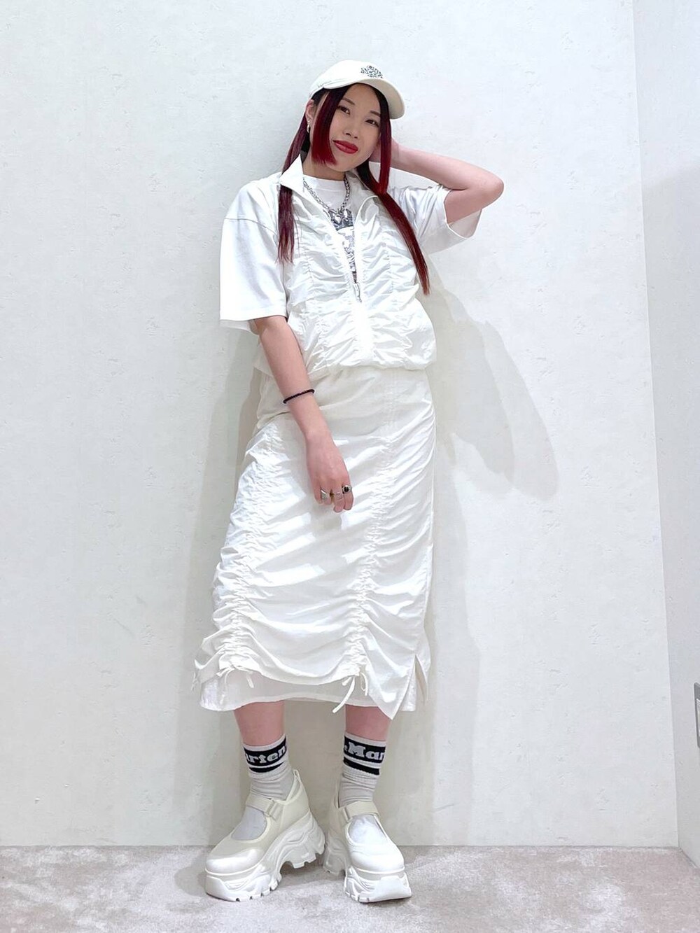 ホワイト系のベスト、ホワイト系のスカート、ホワイト系のTシャツ/カットソーを着用したレディースの春コーディネートの4枚目の写真