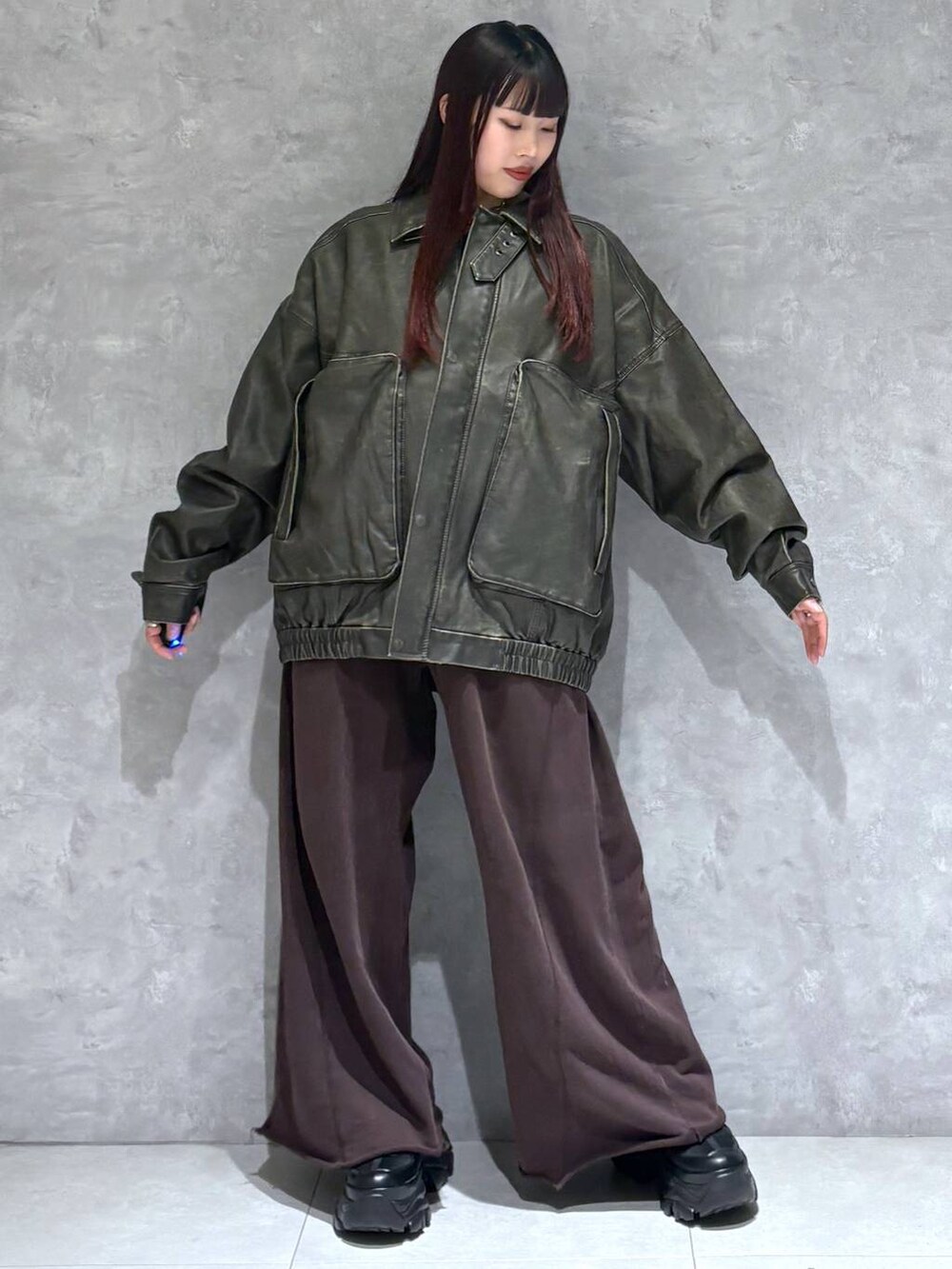 ブラック系のスニーカー、グレー系のスウェットパンツ、ブラック系のブルゾンを着用したレディースの秋コーディネートの2枚目の写真