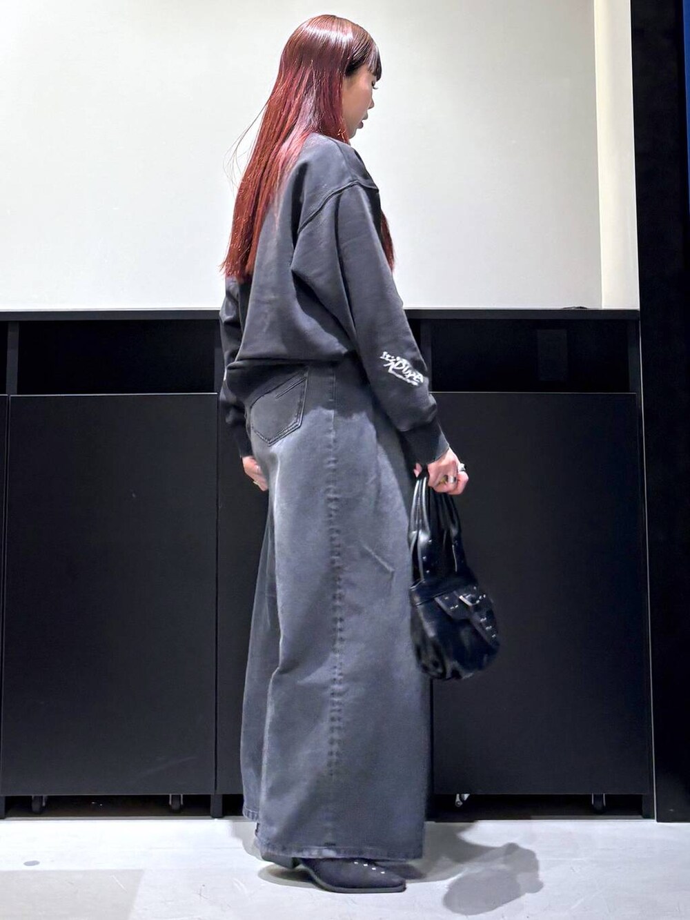 「モード、ストリート、きれいめ、カジュアル、ネックレス、骨格ストレート_PAGEBOY、ブルベ冬_PAGEBOY、スウェット、デニムパンツ、パンプス、ベルト」｜「PAGEBOYのモードバックルベルト3（ベルト、ブラック系）」を使った、りりりさん（レディース・157cm）の冬コーディネートの4枚目の写真