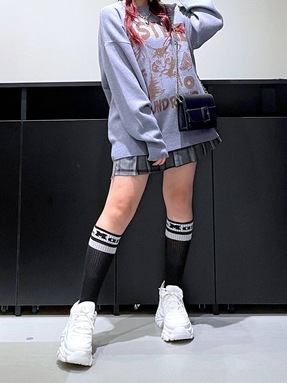 「モード、ストリート、きれいめ、カジュアル、ネックレス、骨格ストレート_PAGEBOY、ブルベ冬_PAGEBOY、ニット、ミニスカート、ショートパンツ、スニーカー、バッグ、ニット帽」｜「PAGEBOYの<高畠百加着用アイテム>プラットチャンキースニーカー（スニーカー、ホワイト系）」を使った、りりりさん（レディース・157cm）の秋コーディネートの3枚目の写真