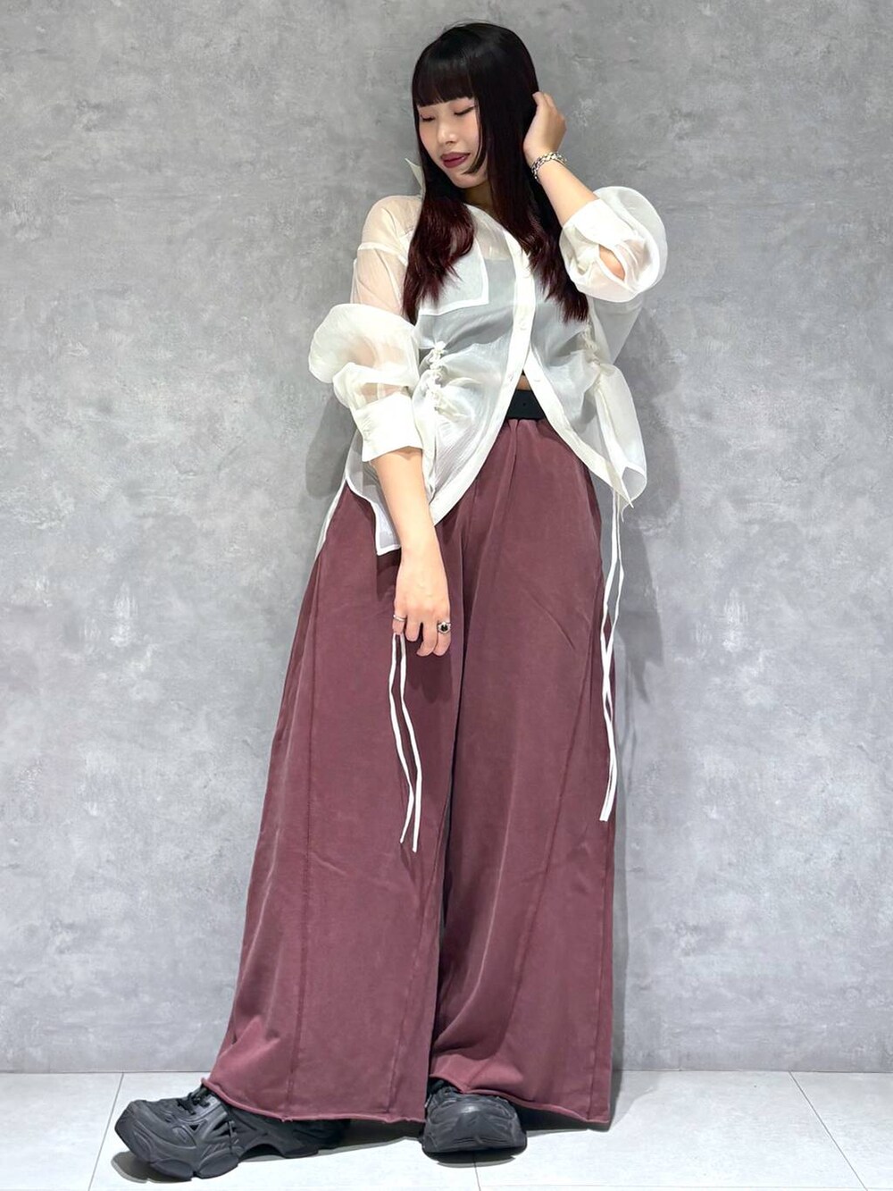 ホワイト系のシャツ/ブラウス、レッド系のスウェットパンツを着用したレディースの秋コーディネートの7枚目の写真