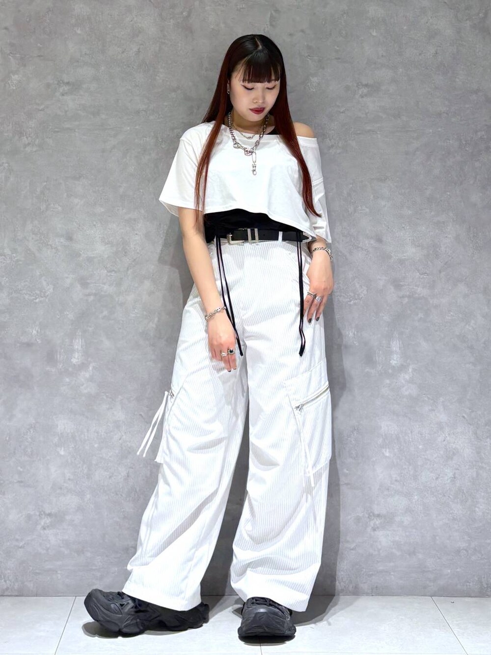 「ブルベ冬_PAGEBOY、Tシャツ、スラックス、ベルト、モード、ストリート、きれいめ、カジュアル、ネックレス、骨格ストレート_PAGEBOY」｜「PAGEBOYのモードバックルベルト3（ベルト、ブラック系）」を使った、りりりさん（レディース・157cm）の夏コーディネートの2枚目の写真