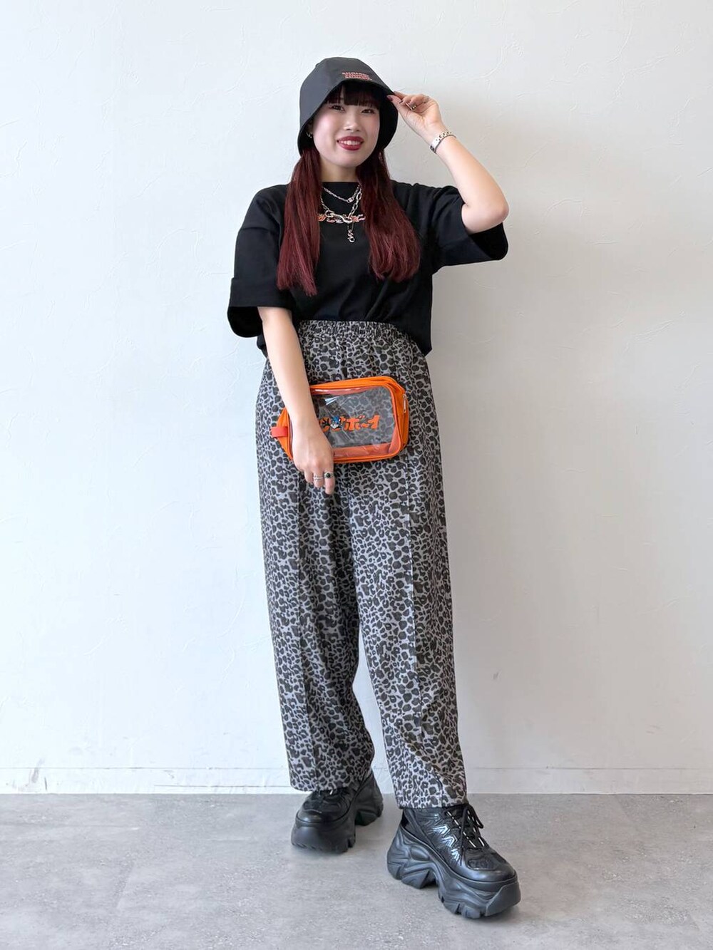 「ハット、モード、ストリート、カジュアル、ネックレス、骨格ストレート_PAGEBOY、ブルベ冬_PAGEBOY、Tシャツ」｜「PAGEBOYのプラットチャンキースニーカー（スニーカー、ブラック系）」を使った、りりりさん（レディース・157cm）の春コーディネートの7枚目の写真