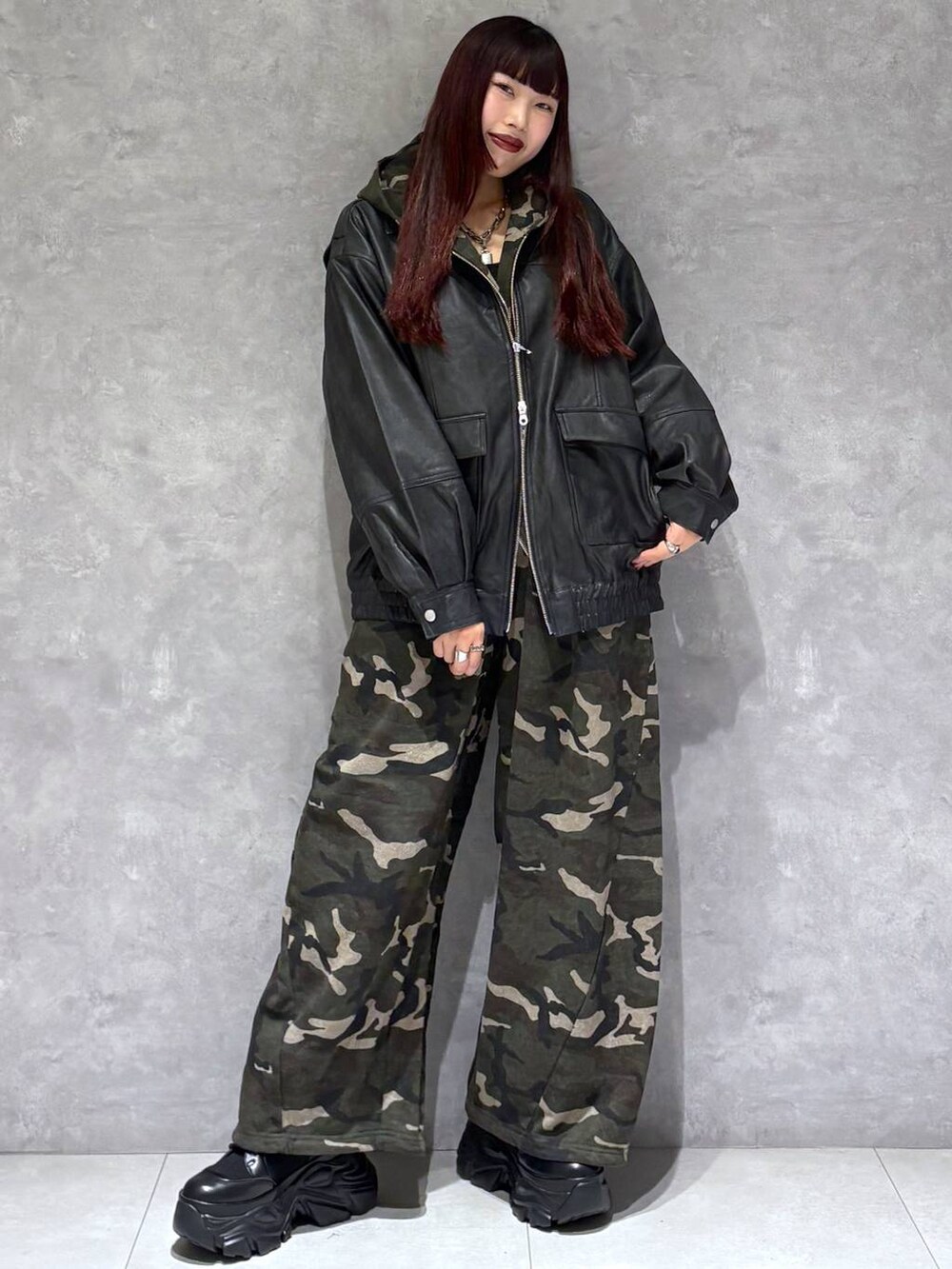 ブラック系のブーツ、その他のスウェットパンツ、ブラック系のブルゾンを着用したレディースの秋コーディネートの9枚目の写真