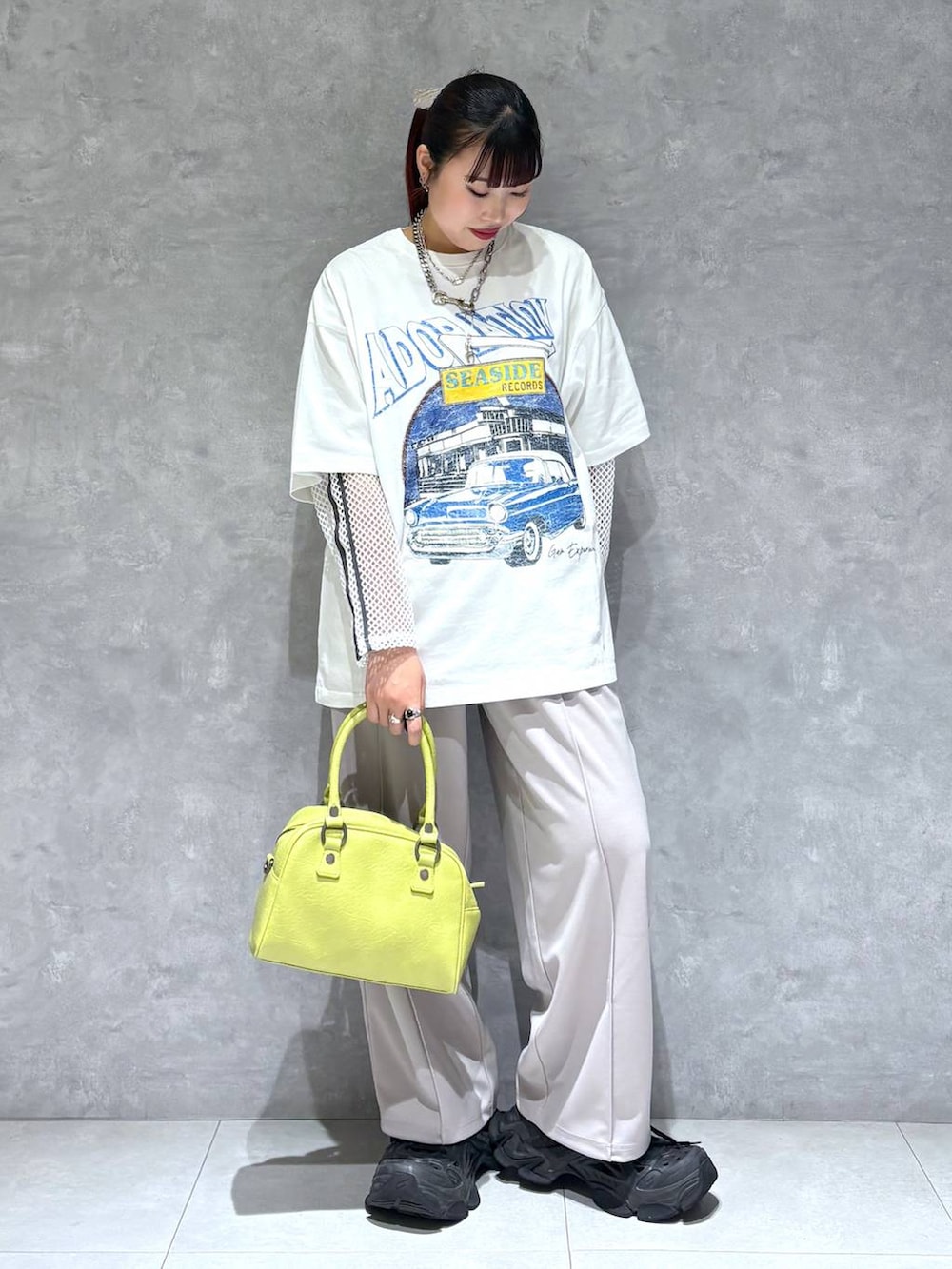 「ワイドパンツ、バッグ、モード、ストリート、きれいめ、カジュアル、ネックレス、骨格ストレート_PAGEBOY、ブルベ冬_PAGEBOY、Tシャツ」｜「PAGEBOYのラインメッシュプルオーバー（Tシャツ/カットソー、ホワイト系）」を使った、りりりさん（レディース・157cm）の夏コーディネートの2枚目の写真