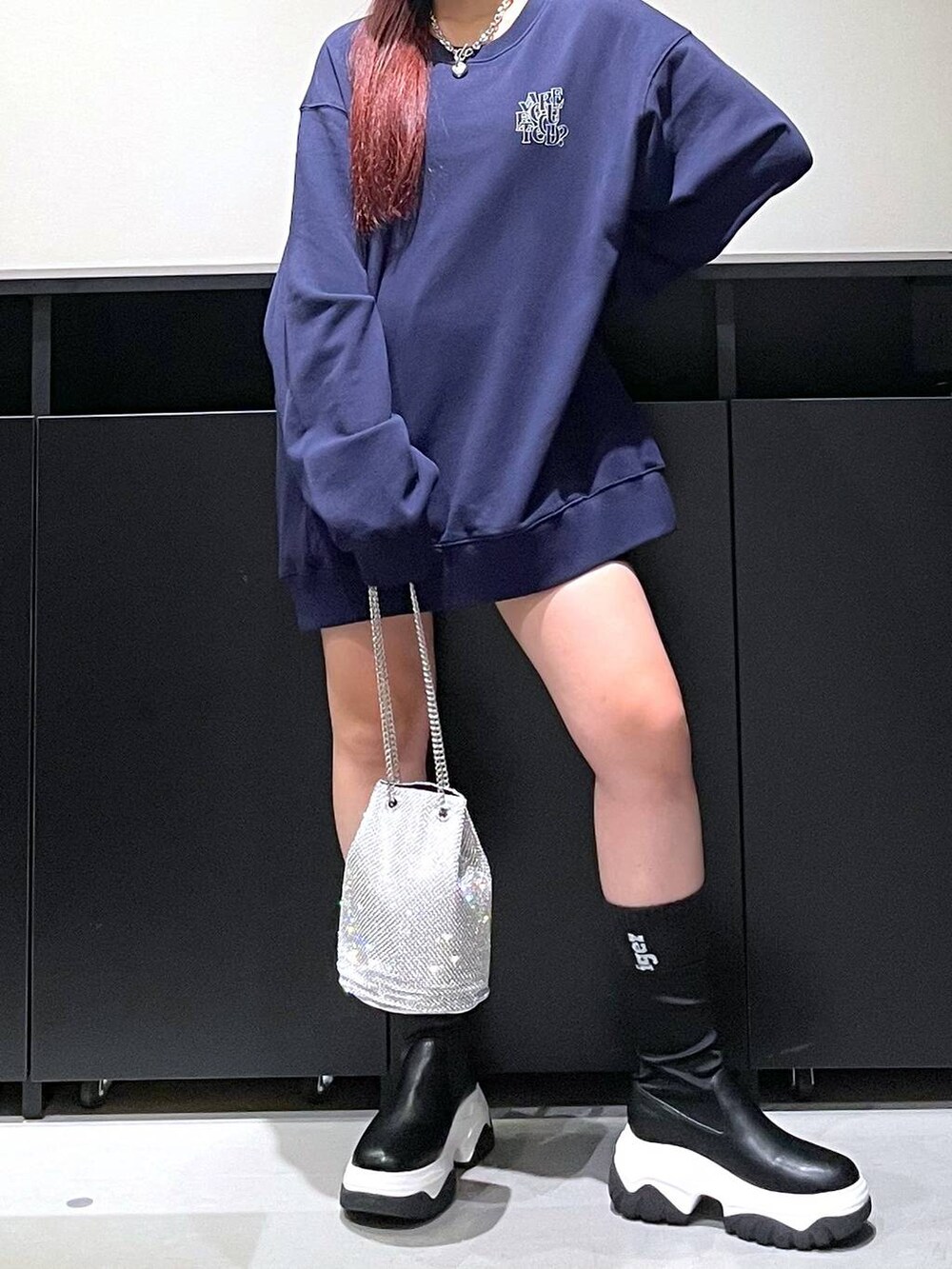 「モード、ストリート、きれいめ、カジュアル、ネックレス、骨格ストレート_PAGEBOY、ブルベ冬_PAGEBOY、ブーツ、スウェット、バッグ」｜「Anuiの【UNISEX/3サイズ展開】パズルロゴスウェット（スウェット、ブルー系）」を使った、りりりさん（レディース・157cm）の秋コーディネートの7枚目の写真