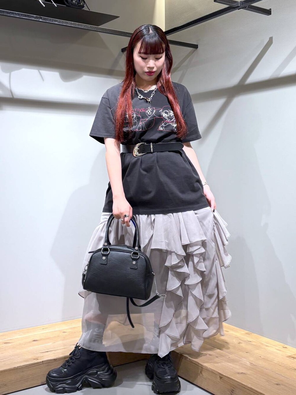 「モード、ストリート、きれいめ、カジュアル、ネックレス、骨格ストレート_PAGEBOY、ブルベ冬_PAGEBOY、Tシャツ、スカート、ベルト、スニーカー、バッグ」｜「PAGEBOYのプラットチャンキースニーカー（スニーカー、ブラック系）」を使った、りりりさん（レディース・157cm）の春コーディネートの2枚目の写真