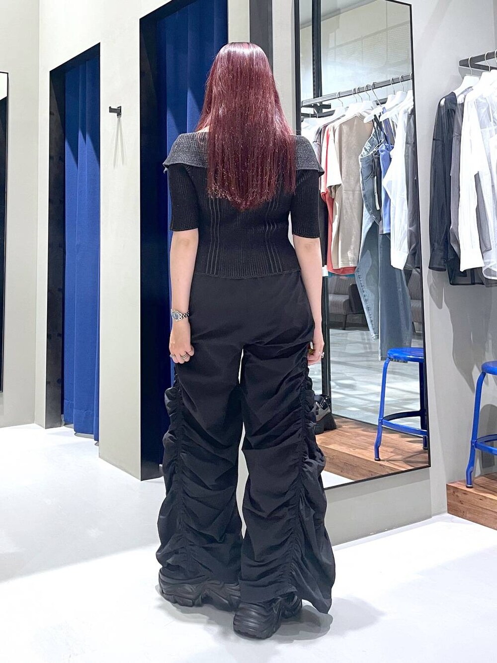 ブラック系のニット/セーター、ブラック系のその他パンツ、ブラック系のスニーカーを着用したレディースの夏コーディネートの5枚目の写真