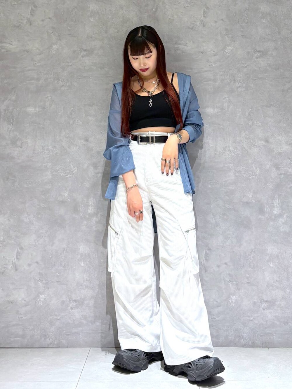 「モード、ストリート、きれいめ、カジュアル、ネックレス、骨格ストレート_PAGEBOY、ブルベ冬_PAGEBOY、シャツ、スラックス、ベルト、インナー」｜「PAGEBOYのモードバックルベルト3（ベルト、ブラック系）」を使った、りりりさん（レディース・157cm）の春コーディネートの2枚目の写真