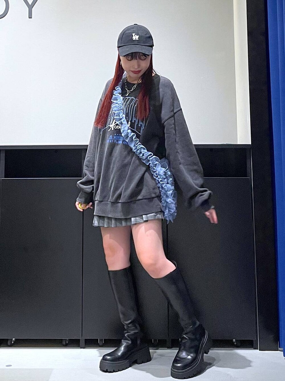 「モード、ストリート、きれいめ、カジュアル、ネックレス、骨格ストレート_PAGEBOY、ブルベ冬_PAGEBOY、ブーツ、ミニスカート、ショートパンツ、スウェット、キャップ、バッグ」｜「PAGEBOYの一部店舗展開<Casselin>チュールシャーリングショルダー（その他小物、ブルー系）」を使った、りりりさん（レディース・157cm）の夏コーディネートの2枚目の写真