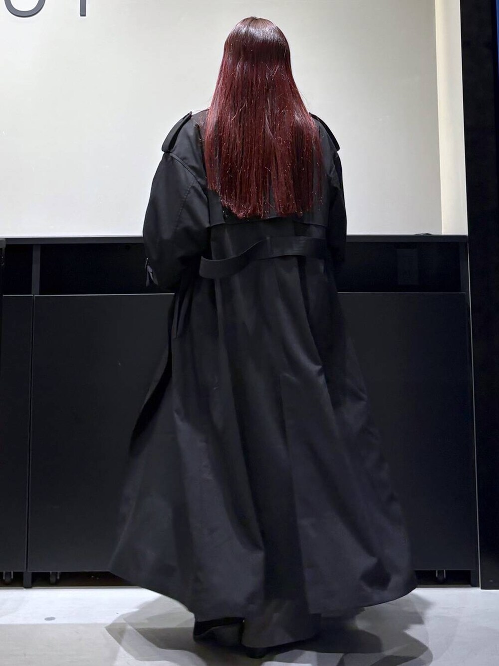 「モード、ストリート、きれいめ、カジュアル、ネックレス、骨格ストレート_PAGEBOY、ブルベ冬_PAGEBOY、アウター、トレンチコート、スウェット、スウェットパンツ、バッグ」｜「PAGEBOYのヴィンテージリボンポケットBAG（ショルダーバッグ、グレー系）」を使った、りりりさん（レディース・157cm）の冬コーディネートの4枚目の写真