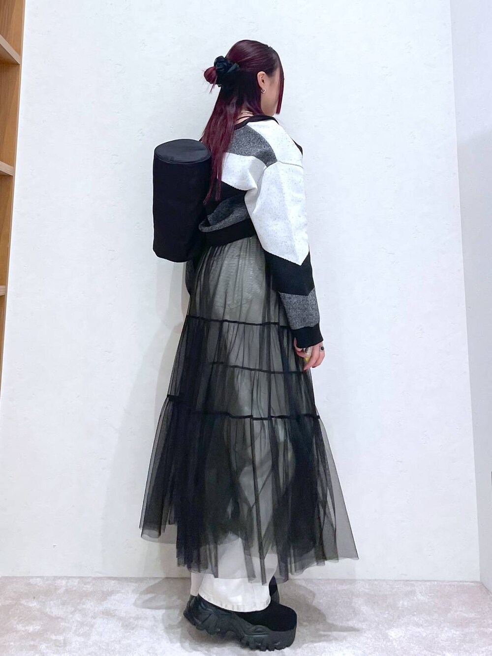 「モード、ストリート、きれいめ、春コーデ、カジュアル、ネックレス、骨格ストレート_PAGEBOY、ブルベ冬_PAGEBOY、スカート、ニット、カーディガン、デニムパンツ、バッグ」｜「PBLIMのPBLIM/ナイロンボストンバック（ドラムバッグ、ブラック系）」を使った、りりりさん（レディース・157cm）の春コーディネートの5枚目の写真