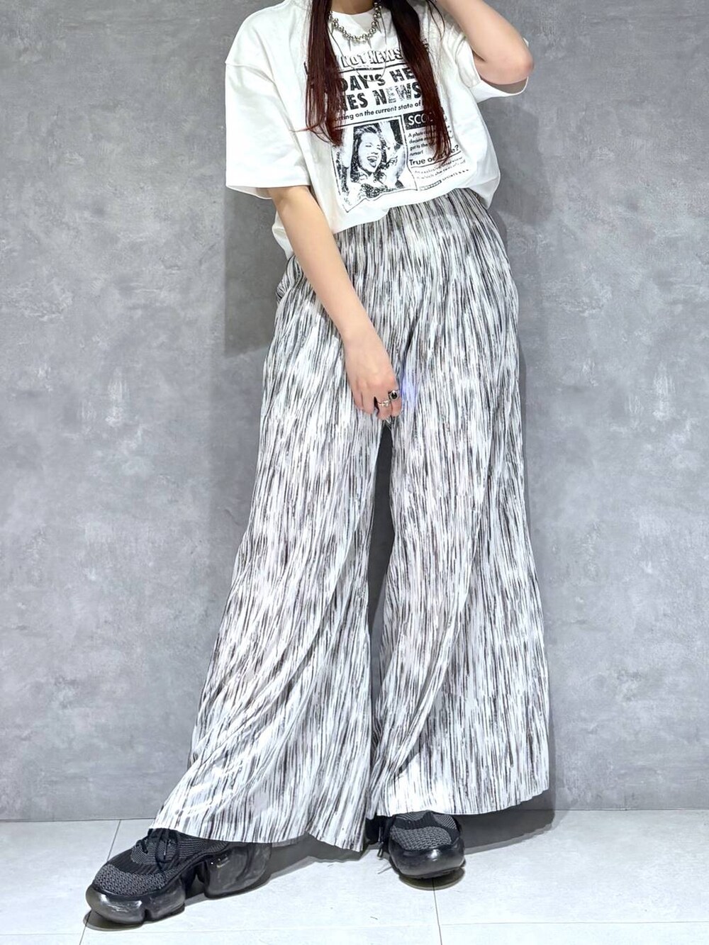 「モード、ストリート、きれいめ、カジュアル、ネックレス、骨格ストレート_PAGEBOY、ブルベ冬_PAGEBOY、Tシャツ」｜「PBLIMの《UNISEX》ニュースペーパーTシャツ（Tシャツ/カットソー、ホワイト系）」を使った、りりりさん（レディース・157cm）の春コーディネートの2枚目の写真