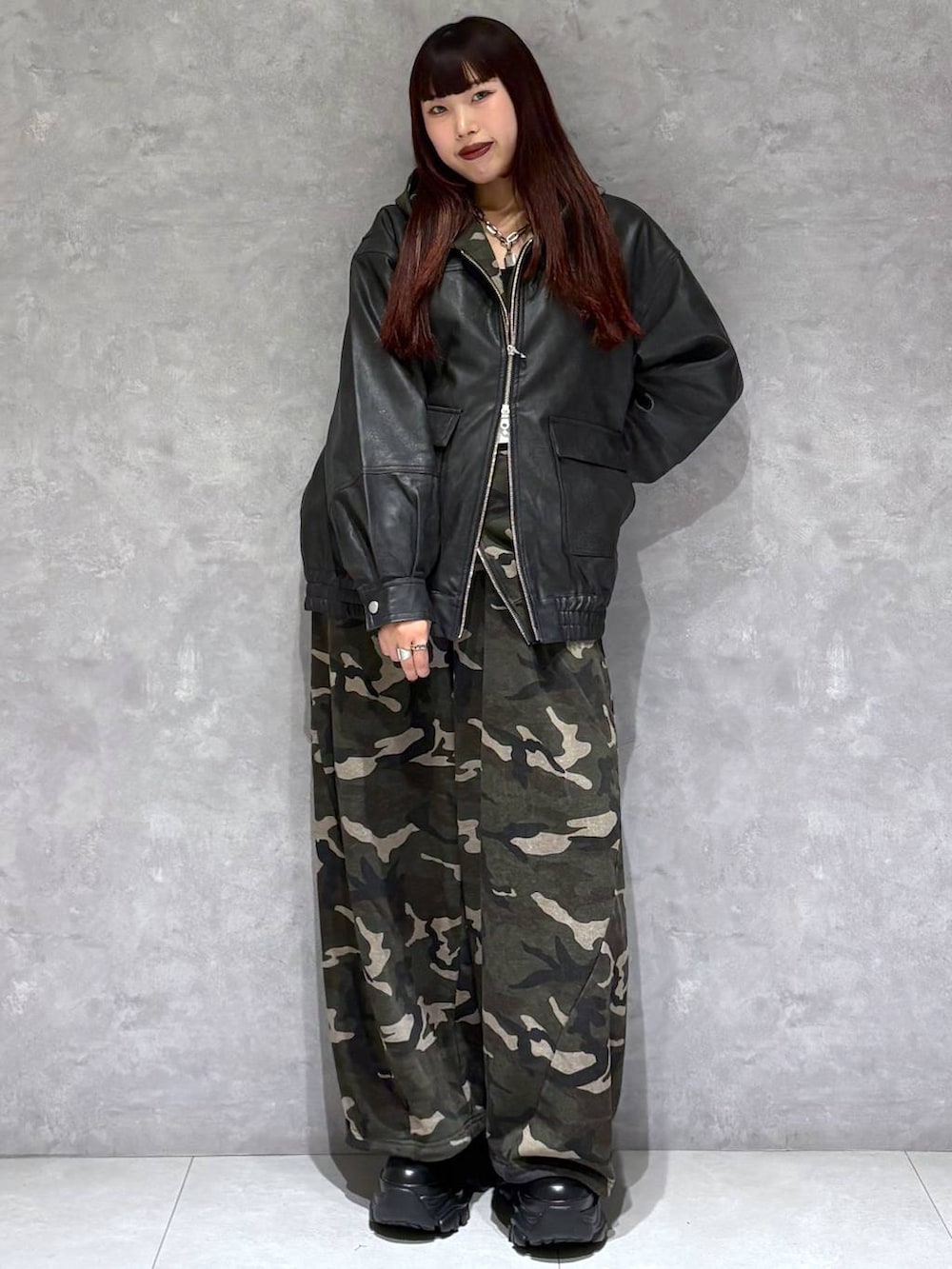 ブラック系のブーツ、その他のスウェットパンツ、ブラック系のブルゾンを着用したレディースの秋コーディネートの2枚目の写真