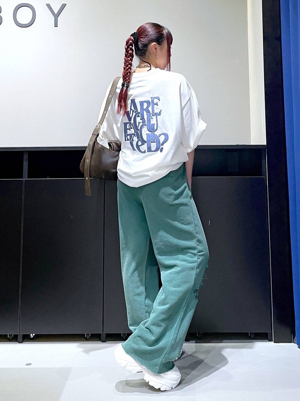 ホワイト系のスニーカー、ホワイト系のTシャツ/カットソー、グリーン系のその他パンツを着用したレディースの秋コーディネートの6枚目の写真