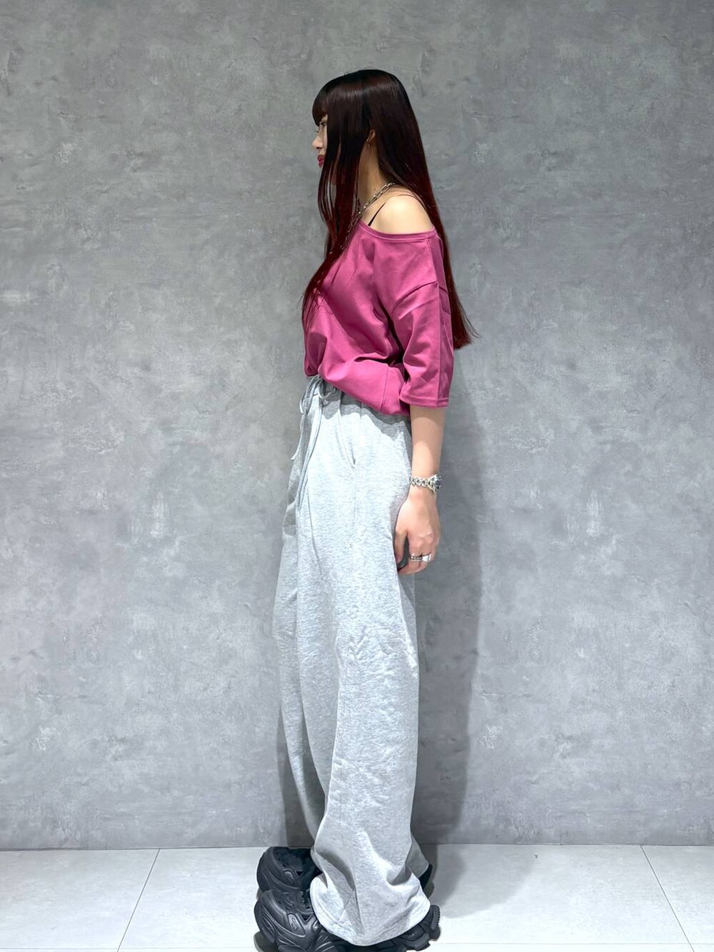 「スウェットパンツ、モード、ストリート、きれいめ、カジュアル、ネックレス、骨格ストレート_PAGEBOY、ブルベ冬_PAGEBOY、Tシャツ」｜「PAGEBOYのタックスウェットパンツ（スウェットパンツ、グレー系）」を使った、りりりさん（レディース・157cm）の春コーディネートの4枚目の写真