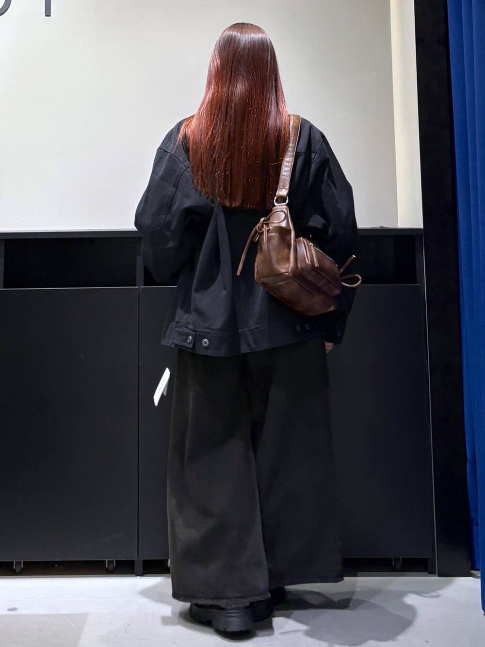 「デニムパンツ、バッグ、モード、ストリート、きれいめ、カジュアル、ネックレス、骨格ストレート_PAGEBOY、ブルベ冬_PAGEBOY、アウター、ブーツ」｜「PAGEBOYのヴィンテージリボンポケットBAG（ショルダーバッグ、ブラウン系）」を使った、りりりさん（レディース・157cm）の冬コーディネートの5枚目の写真