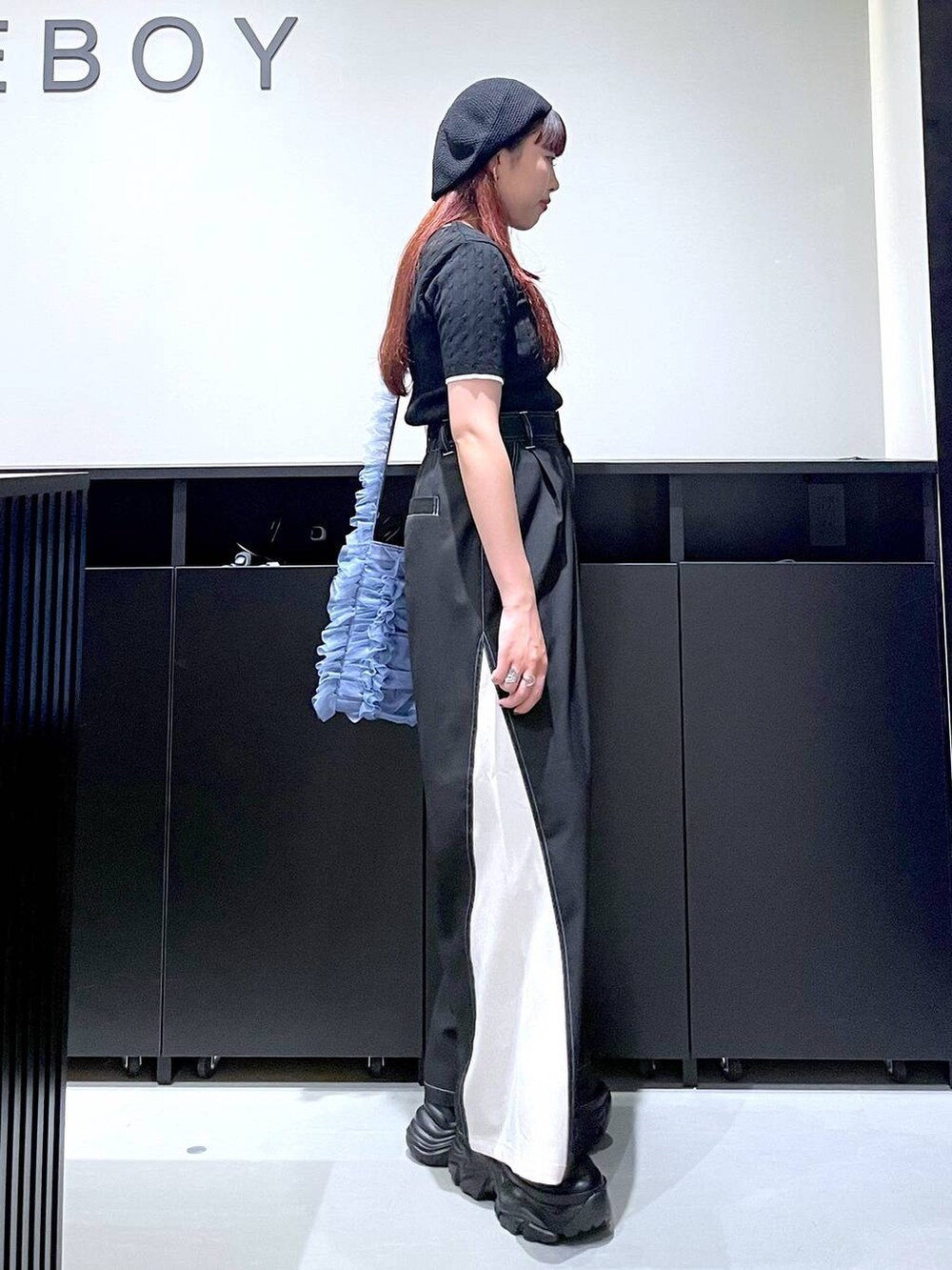 「モード、ストリート、きれいめ、カジュアル、ネックレス、骨格ストレート_PAGEBOY、ブルベ冬_PAGEBOY、パンツ、スラックス、ベレー帽、スニーカー、バッグ」｜「PAGEBOYのプラットチャンキースニーカー（スニーカー、ブラック系）」を使った、りりりさん（レディース・157cm）の夏コーディネートの8枚目の写真