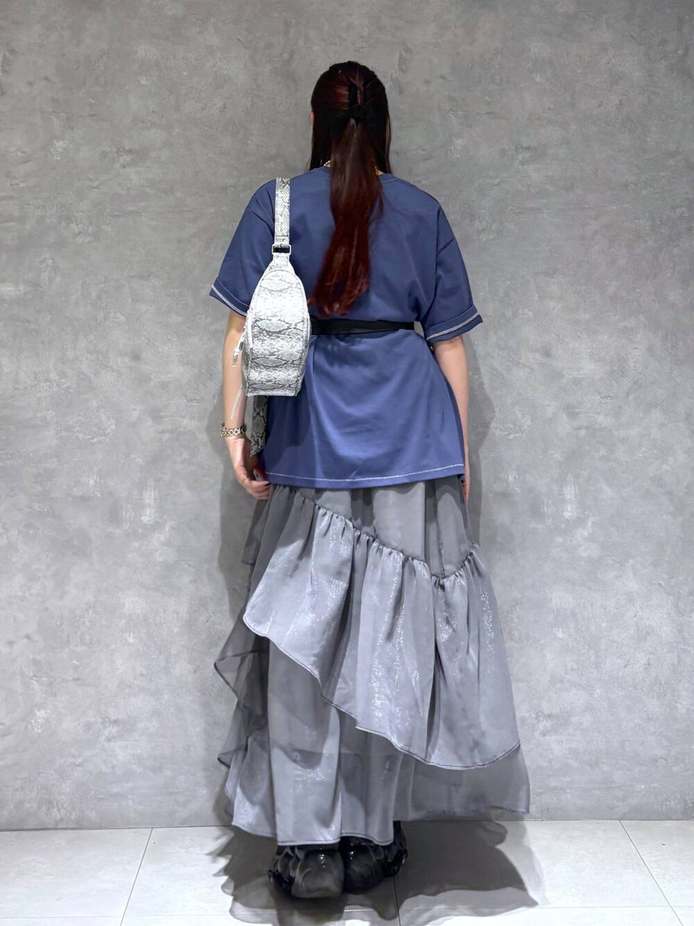 「Tシャツ、モード、ストリート、きれいめ、カジュアル、ネックレス、骨格ストレート_PAGEBOY、ブルベ冬_PAGEBOY、スカート、バッグ、ベルト、オーバーサイズ」｜「PAGEBOYのモードバックルベルト3（ベルト、ブラック系）」を使った、りりりさん（レディース・157cm）の春コーディネートの5枚目の写真