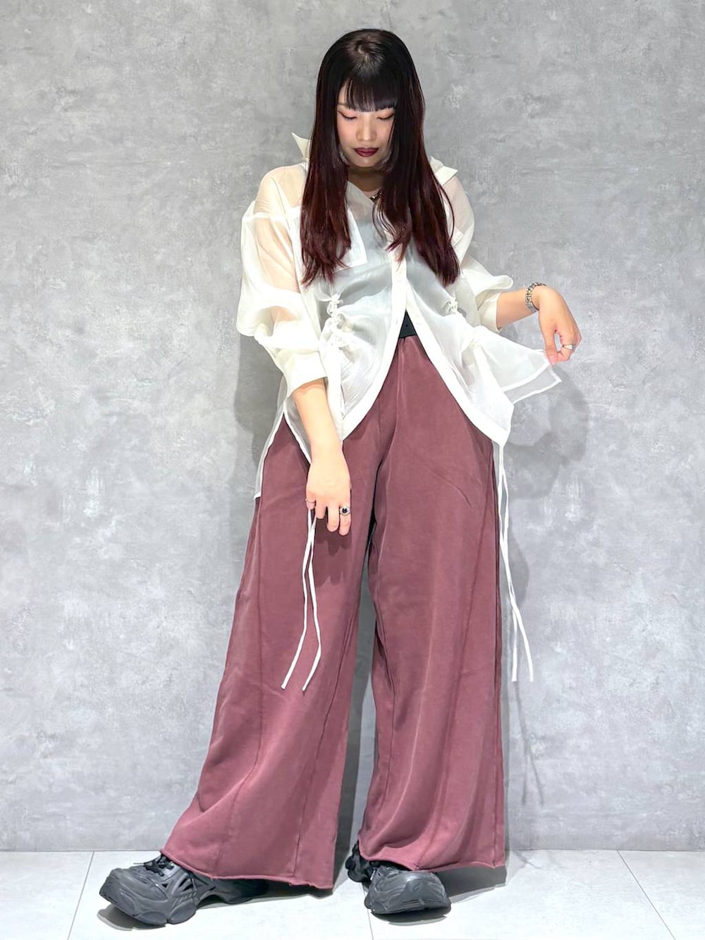 ホワイト系のシャツ/ブラウス、レッド系のスウェットパンツを着用したレディースの秋コーディネートの9枚目の写真