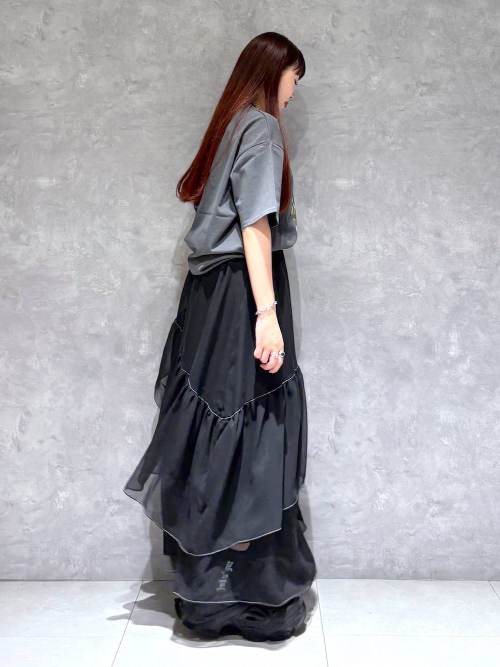 「モード、ストリート、きれいめ、カジュアル、ネックレス、骨格ストレート_PAGEBOY、ブルベ冬_PAGEBOY、Tシャツ、スカート」｜「PAGEBOYのステッチフリルスカート（スカート、ブラック系）」を使った、りりりさん（レディース・157cm）の春コーディネートの6枚目の写真