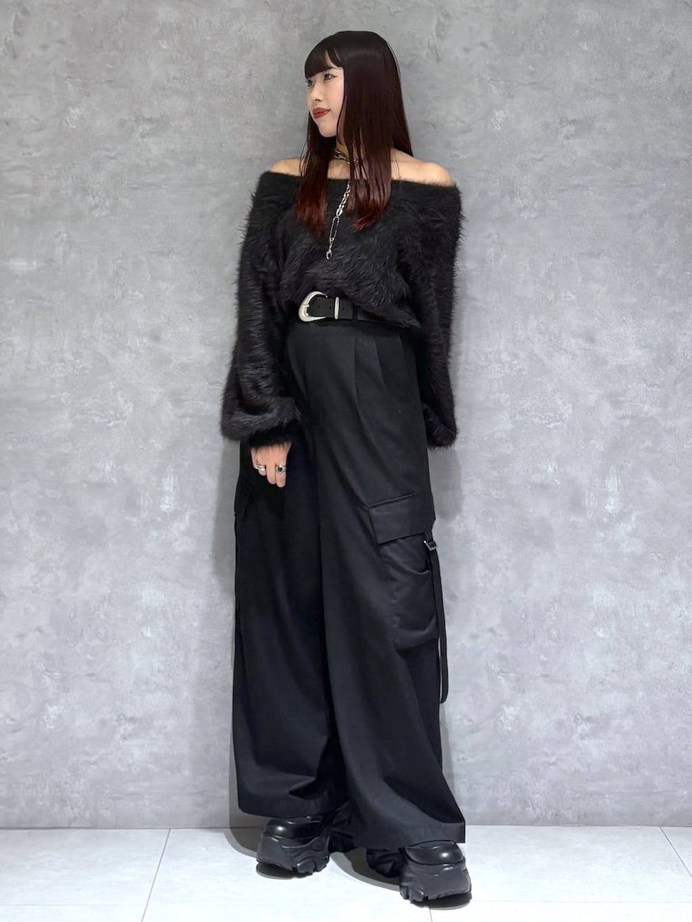 ブラック系のブーツ、ブラック系のスラックス、ブラック系のニット/セーターを着用したレディースの秋コーディネートの5枚目の写真