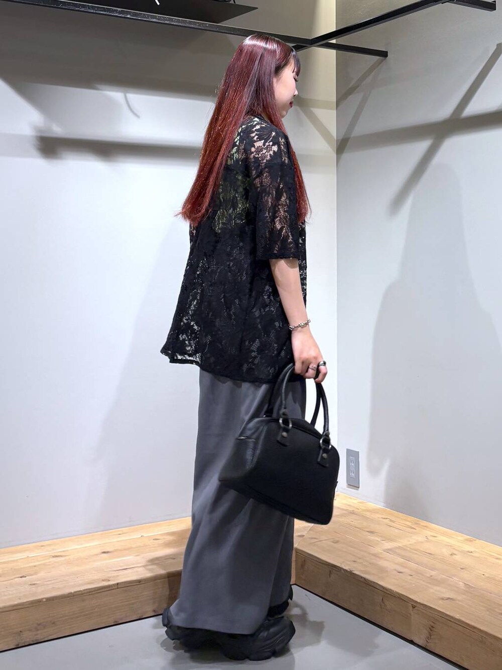 「モード、ストリート、きれいめ、カジュアル、ネックレス、骨格ストレート_PAGEBOY、ブルベ冬_PAGEBOY、シャツ、ブラウス、スラックス、ワイドパンツ、ベルト、バッグ」｜「PAGEBOYのモードバックルベルト3（ベルト、ブラック系）」を使った、りりりさん（レディース・157cm）の春コーディネートの6枚目の写真