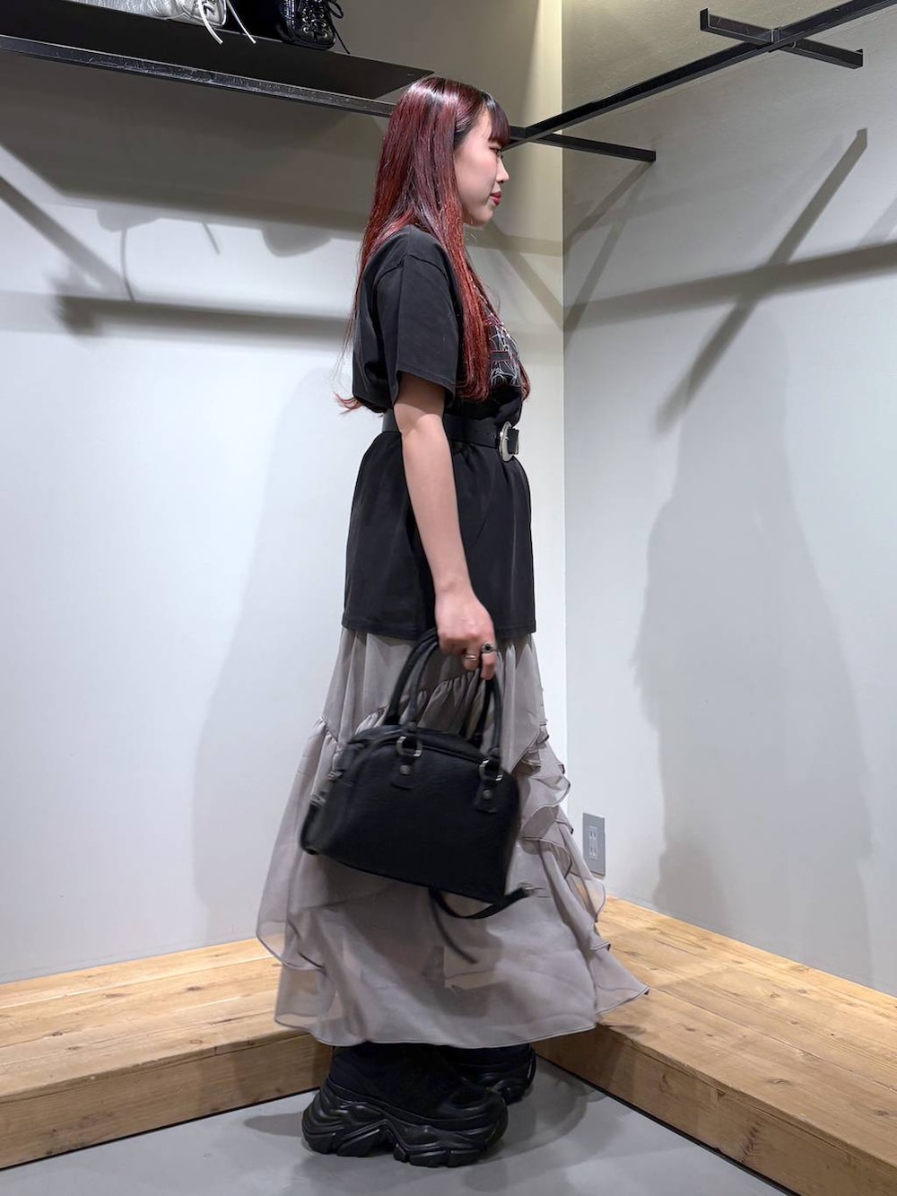 「モード、ストリート、きれいめ、カジュアル、ネックレス、骨格ストレート_PAGEBOY、ブルベ冬_PAGEBOY、Tシャツ、スカート、ベルト、スニーカー、バッグ」｜「PAGEBOYのプラットチャンキースニーカー（スニーカー、ブラック系）」を使った、りりりさん（レディース・157cm）の春コーディネートの4枚目の写真