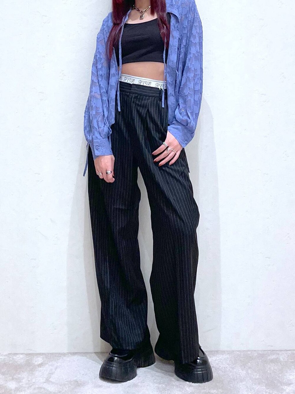 ブルー系のシャツ/ブラウス、ブラック系のスラックス、ブラック系のローファーを着用したレディースの春コーディネートの2枚目の写真