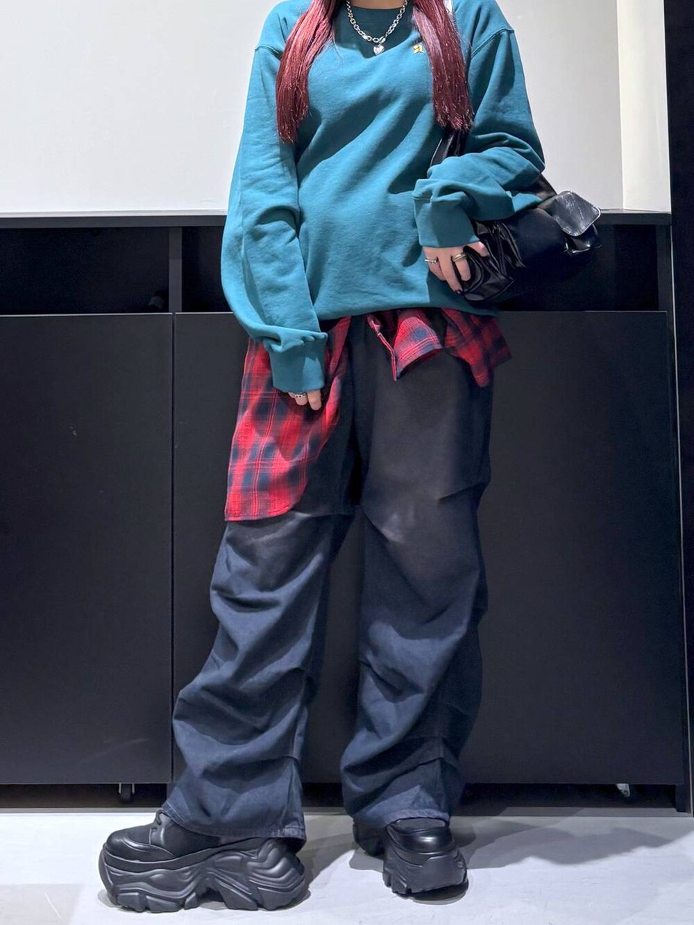 「モード、ストリート、きれいめ、カジュアル、ネックレス、骨格ストレート_PAGEBOY、ブルベ冬_PAGEBOY、スウェット、デニムパンツ、シャツ、バッグ、スニーカー、ブーツ」｜「PAGEBOYのレースアップソックスブーツ（ブーツ、ブラック系）」を使った、りりりさん（レディース・157cm）の冬コーディネートの7枚目の写真