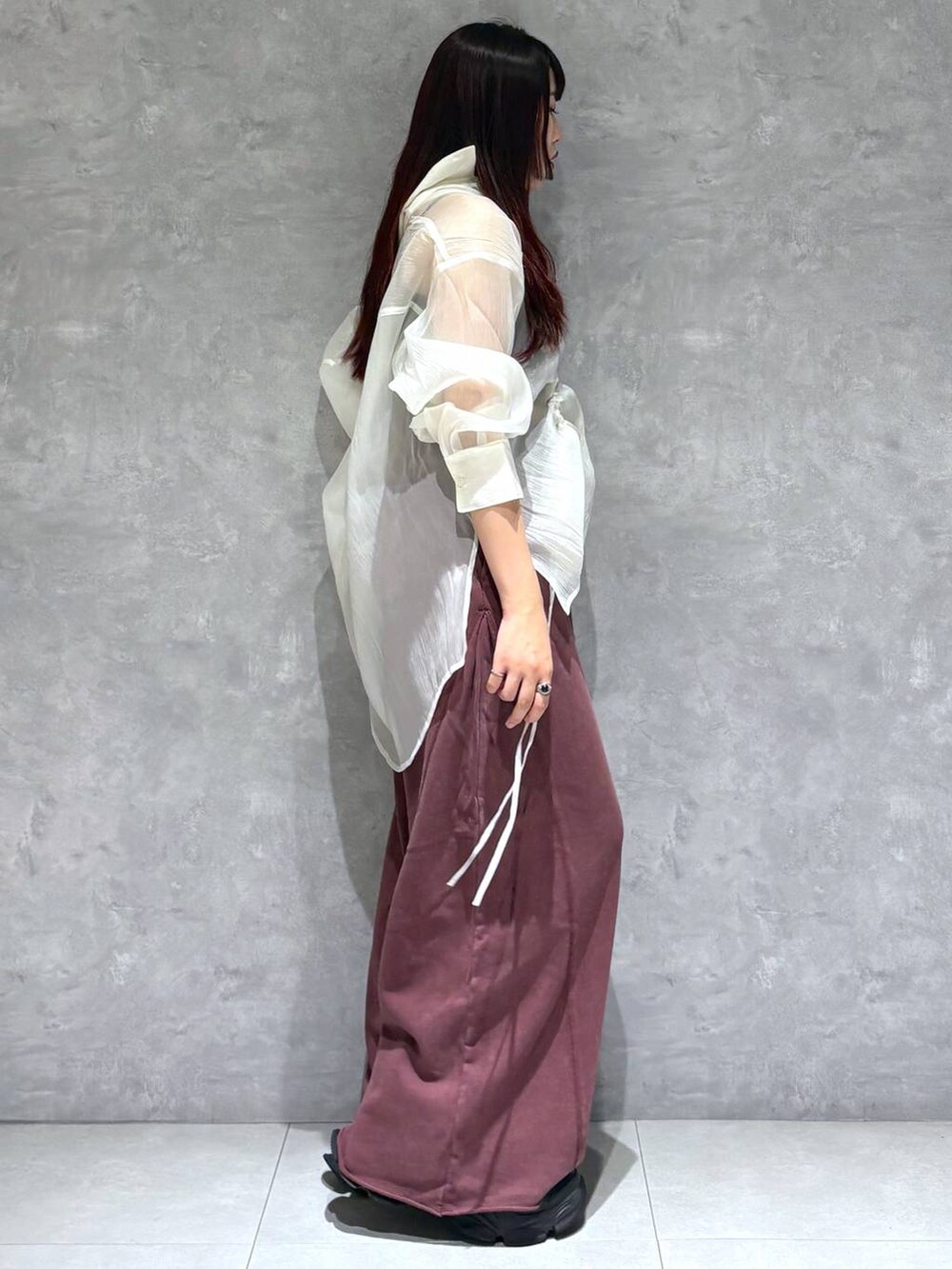 ホワイト系のシャツ/ブラウス、レッド系のスウェットパンツを着用したレディースの秋コーディネートの5枚目の写真