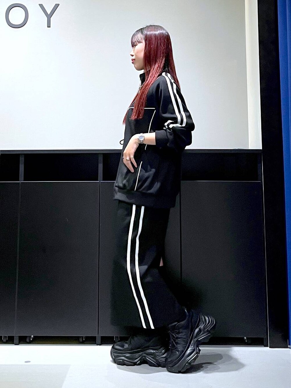 「モード、ストリート、きれいめ、カジュアル、ネックレス、骨格ストレート_PAGEBOY、ブルベ冬_PAGEBOY、ジャケット、スカート、セットアップ、スニーカー」｜「PAGEBOYのプラットチャンキースニーカー（スニーカー、ブラック系）」を使った、りりりさん（レディース・157cm）の秋コーディネートの4枚目の写真