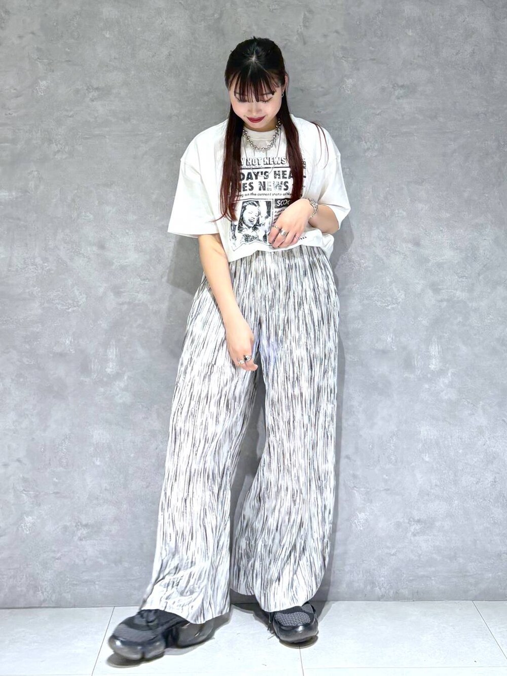「モード、ストリート、きれいめ、カジュアル、ネックレス、骨格ストレート_PAGEBOY、ブルベ冬_PAGEBOY、Tシャツ」｜「PBLIMの《UNISEX》ニュースペーパーTシャツ（Tシャツ/カットソー、ホワイト系）」を使った、りりりさん（レディース・157cm）の春コーディネートの3枚目の写真