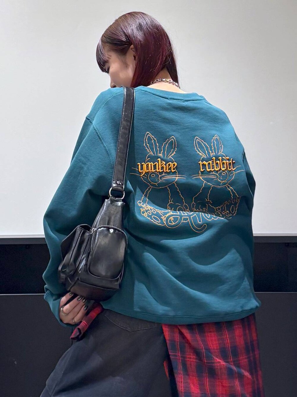 「モード、ストリート、きれいめ、カジュアル、ネックレス、骨格ストレート_PAGEBOY、ブルベ冬_PAGEBOY、スウェット、デニムパンツ、シャツ、バッグ、スニーカー、ブーツ」｜「PAGEBOYのレースアップソックスブーツ（ブーツ、ブラック系）」を使った、りりりさん（レディース・157cm）の冬コーディネートの2枚目の写真