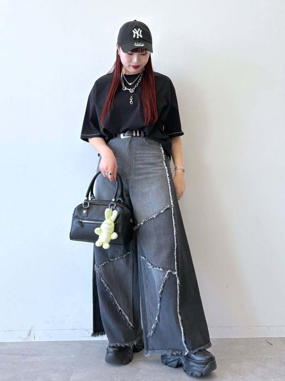 「モード、ストリート、きれいめ、カジュアル、ネックレス、骨格ストレート_PAGEBOY、ブルベ冬_PAGEBOY、デニムパンツ、Tシャツ、ベルト、バッグ」|「PAGEBOYのプラットチャンキースニーカー(スニーカー、ブラック系)」を使った、りりりさん(レディース・157cm)の春コーディネートの4枚目の写真