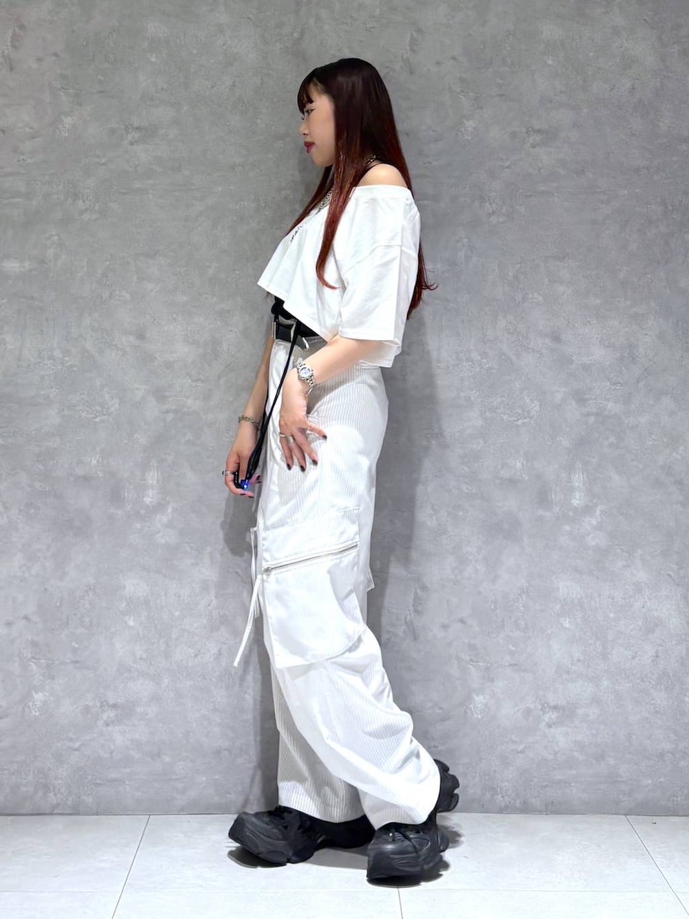 「ブルベ冬_PAGEBOY、Tシャツ、スラックス、ベルト、モード、ストリート、きれいめ、カジュアル、ネックレス、骨格ストレート_PAGEBOY」｜「PAGEBOYのモードバックルベルト3（ベルト、ブラック系）」を使った、りりりさん（レディース・157cm）の夏コーディネートの4枚目の写真
