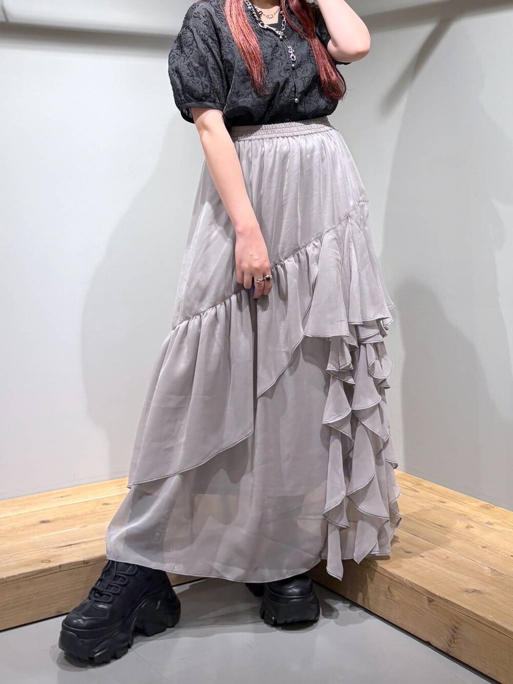 「モード、ストリート、きれいめ、カジュアル、ネックレス、骨格ストレート_PAGEBOY、ブルベ冬_PAGEBOY、ブラウス、スカート、スニーカー」｜「PAGEBOYのプラットチャンキースニーカー（スニーカー、ブラック系）」を使った、りりりさん（レディース・157cm）の夏コーディネートの7枚目の写真