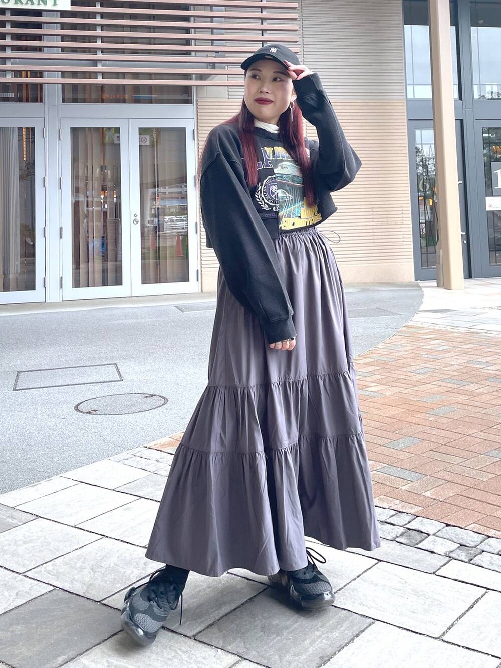 ホワイト系のTシャツ/カットソー、ブラック系のスウェット、グレー系のワンピースを着用したレディースの春コーディネートの3枚目の写真