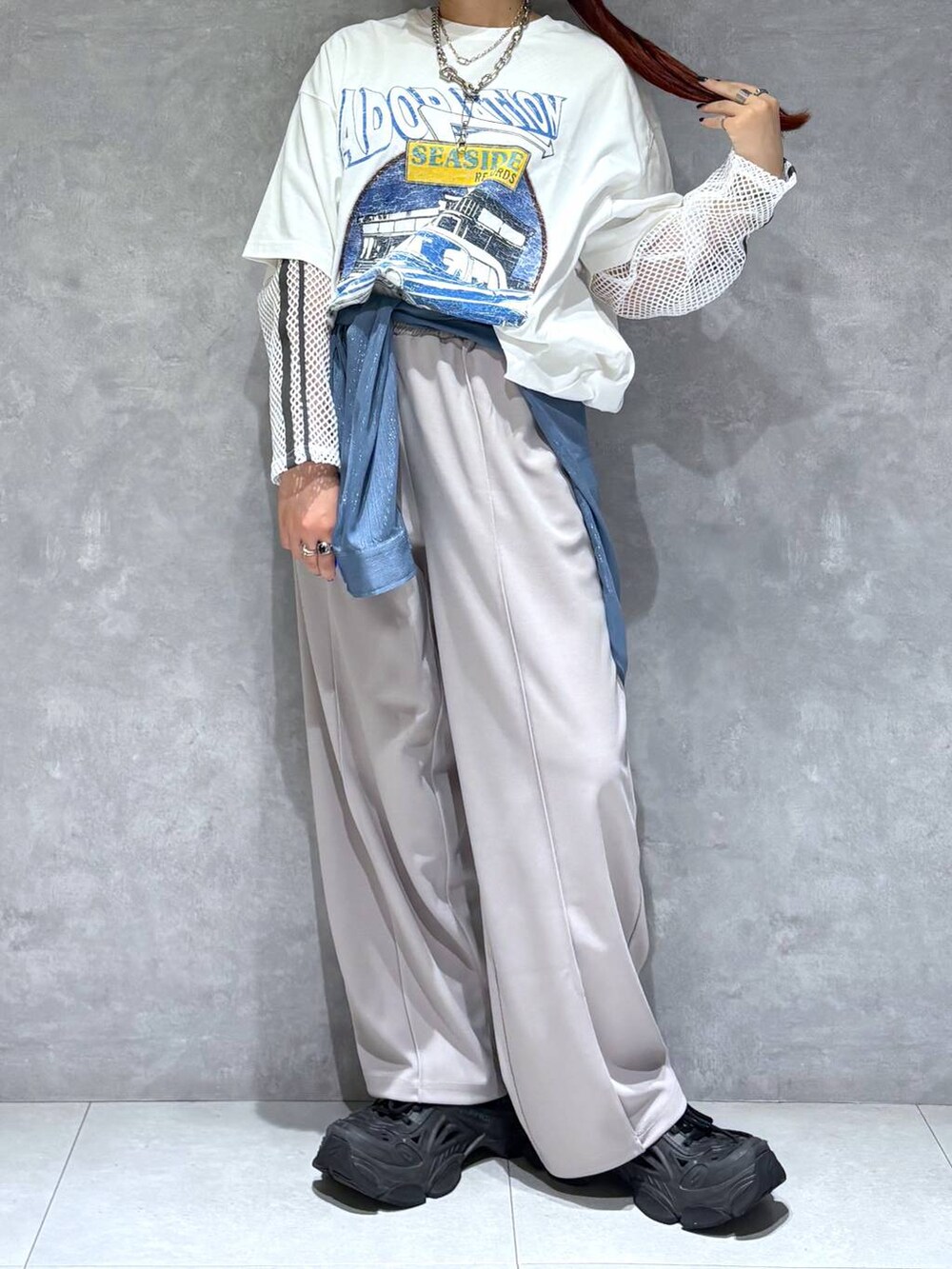 「モード、ストリート、きれいめ、カジュアル、ネックレス、骨格ストレート_PAGEBOY、ブルベ冬_PAGEBOY、Tシャツ、シャツ、ワイドパンツ」｜「PAGEBOYのソフトラメシアールーズシャツ（シャツ/ブラウス、ブルー系）」を使った、りりりさん（レディース・157cm）の夏コーディネートの2枚目の写真